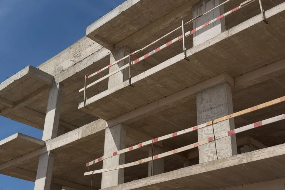 Reinforced concrete structure of the MB Residence building in Mexilhoeira Grande